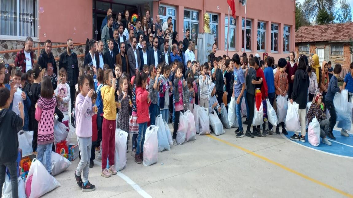 İstanbul Genç Bafralılar Derneği'nden Okulumuz Öğrencilerine Hediyeler
